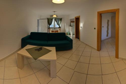 Vis a Vis Apartments - image 9