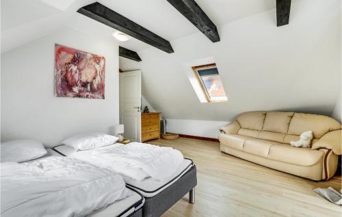 6 Bedroom Cozy Home In Gudhjem
