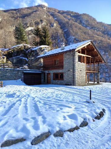 Chalet Walser immerso in una proprietà privata di 3000mq in Piode
