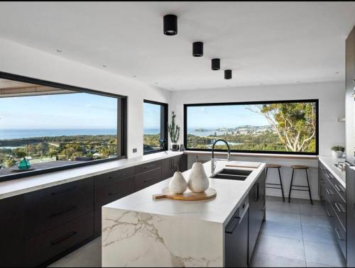 Luxe Terrigal beach Ocean View with Infinity pool in Wamberal