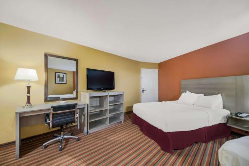 3 queen beds, 1 sofa bed