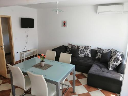 Two-Bedroom Apartment with Balcony and Sea View room in Apartments with parking space Vir - 20183