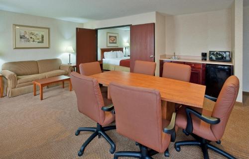 Seasons Inn & Suites Highland