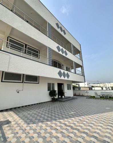 TrueLife - Bhavya Manor - Breakfast Included - 2500 SFT Modern homes with Garden - Panorama Tirumala Mountain View - Peaceful Location - Fast WiFi - Many restaurants nearby - Large hall, AC bedrooms, Kitchen - Android TV - Top service with lots of Love, Tirupati