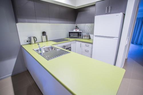 Kitchen, Spinifex Motel in Mount Isa