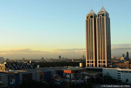 Posh Beds with City View and Pools, Manila