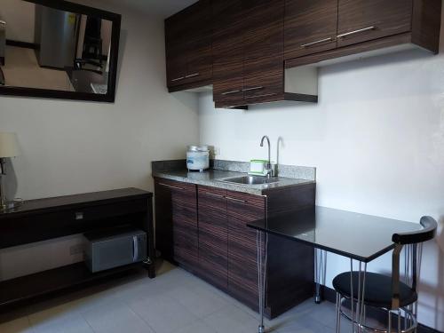 Posh Beds with City View and Pools in Mandaluyong