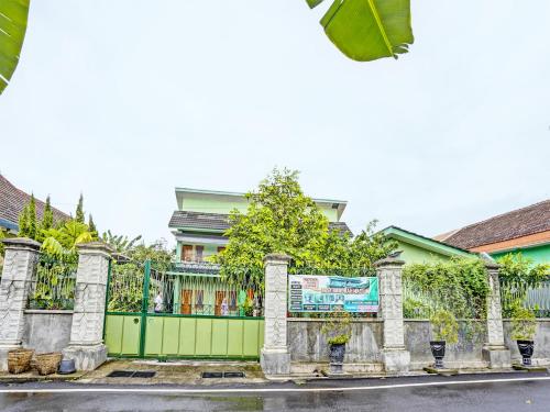 OYO Life 92043 Kost Barokah Syariah Madiun