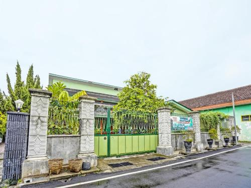 OYO Life 92043 Kost Barokah Syariah Madiun