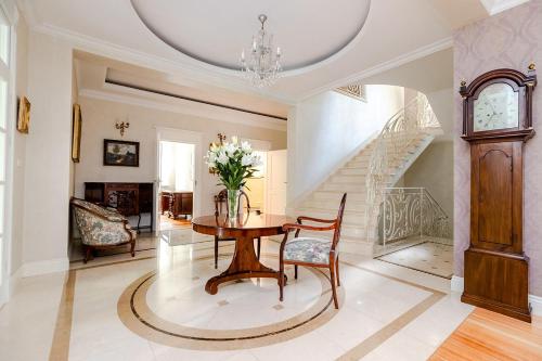 Вхід, Luxury villa indoor pool Warsaw in Лешноволя
