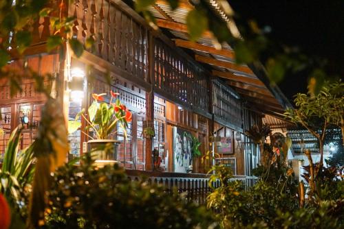 rumah kayu sulawesi antique