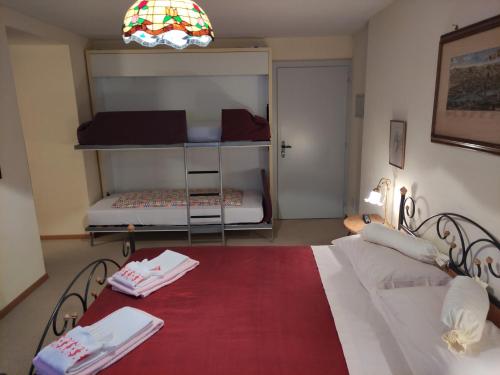 1 queen bed, 1 bunk bed