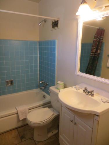 Cedar Inn & Suites - main image