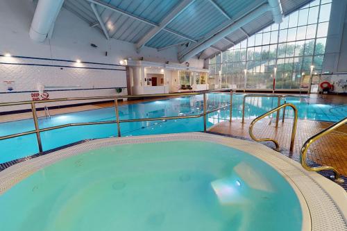 Peldbaseins, Village Hotel Liverpool in Whiston (Knowsley)