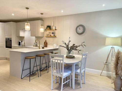 Konyha, Modern, central bungalow with Large Garden in Alderney