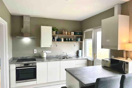 Donegal Beach Cottage with Sea Views & Internet TV, sleeps six in Lettermacaward