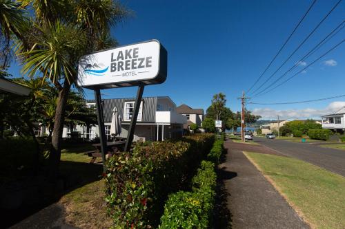 Lake Breeze Motel