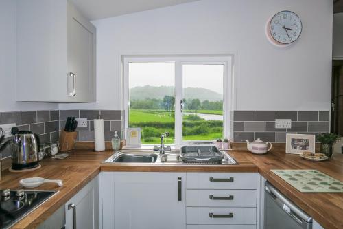 Riverside Chalet in heart of Lampeter, West Wales in 蘭彼得