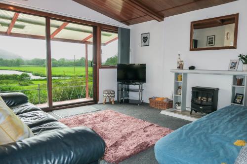 Riverside Chalet in heart of Lampeter, West Wales in 蘭彼得