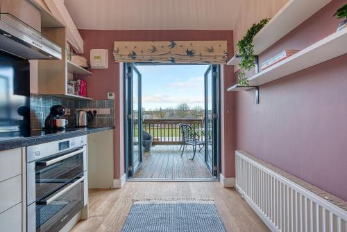 Ashcroft Loft by Apricity Property - Stunning 3 Bedroom, 2 bathrooms, Cosy Central Apartment with balcony - Cirencester