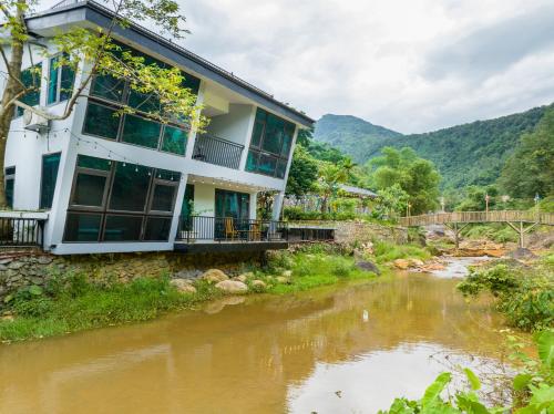 View, Les Bois BaVi by HOLO Serviced HomeStay near Duong Lam Ancient Village
