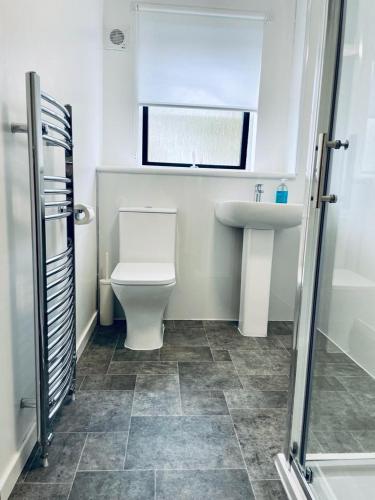 Modern 2 Bedroom Apartment With Free Parking, Glasgow (photo 2)