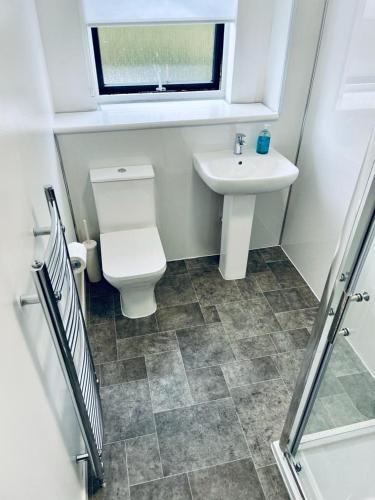 Modern 2 Bedroom Apartment With Free Parking, Glasgow (photo 10)