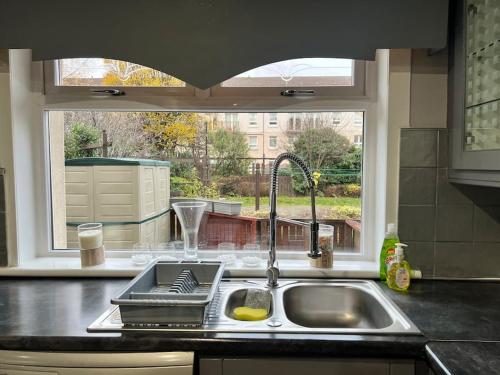 Lovely 3 Bed Home In Glasgow with FREE Parking
