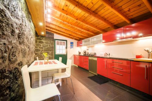 ห้องครัว, Stone Home Casa do Caisinho Pico island in ซานโต อมาโร