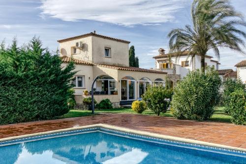 Villa with Garden View