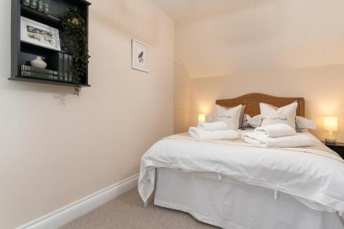 Stylish Two Bedroom Cottage - In Town Centre - Tap to explore photos
