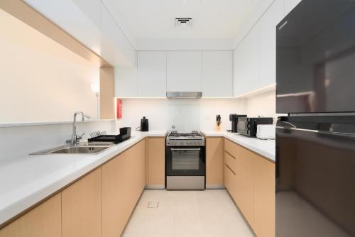 LuxBnB Creek Rise Tower Harbor Views, Dubai (photo 2)