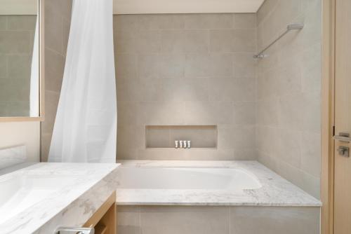 LuxBnB Creek Rise Tower Harbor Views, Dubai (photo 5)