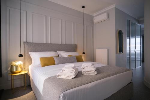Black & White One-Bedroom Suite image 4