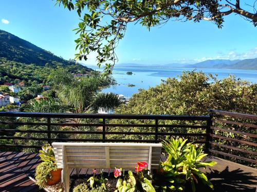 Casa na montanha com vista para o mar