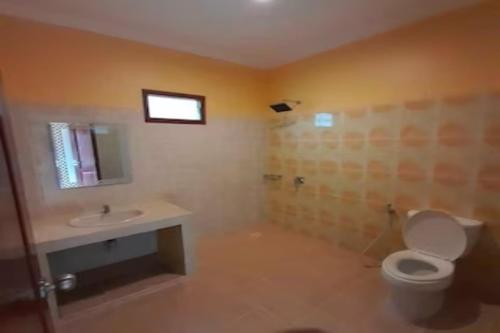 Ванная комната, EXPRESS O 91923 Homestay Zona in Пунчак Пэсс
