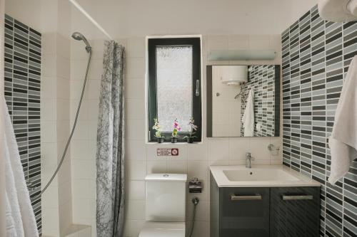 Queen Bee Bathroom Makeover