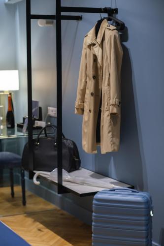 Blue One-Bedroom Suite image 3