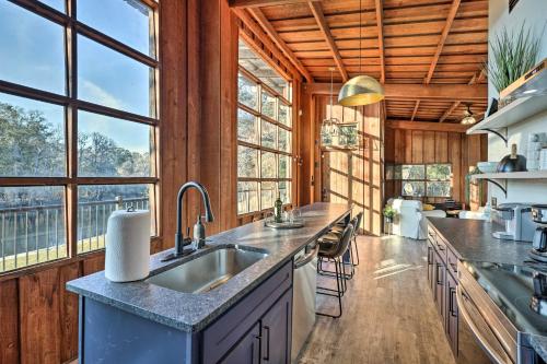 Fort White Retreat: Deck & River Access! in Fort White