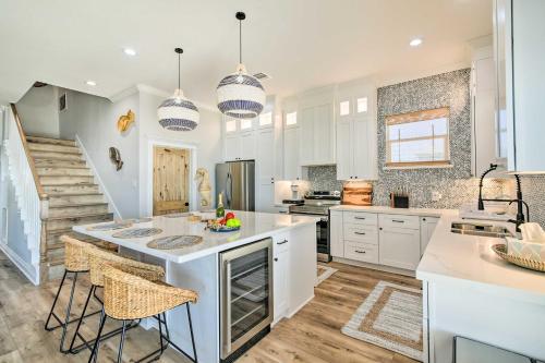 Deck & Ocean Views: Beachfront Home in Freeport in San Luis Island (TX)