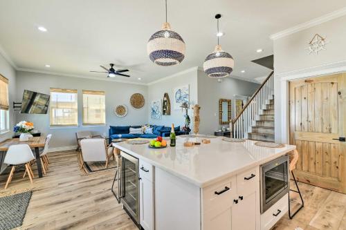 Deck & Ocean Views: Beachfront Home in Freeport in San Luis Island (TX)