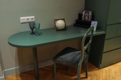 Green One-Bedroom Suite image 6