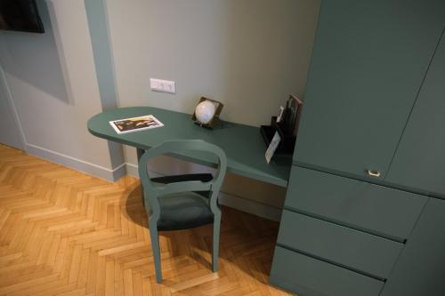 Green One-Bedroom Suite image 7