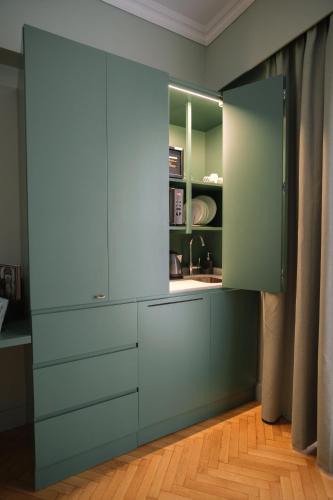 Green One-Bedroom Suite image 1