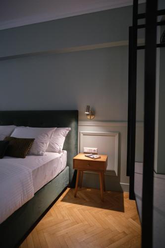 Green One-Bedroom Suite image 3