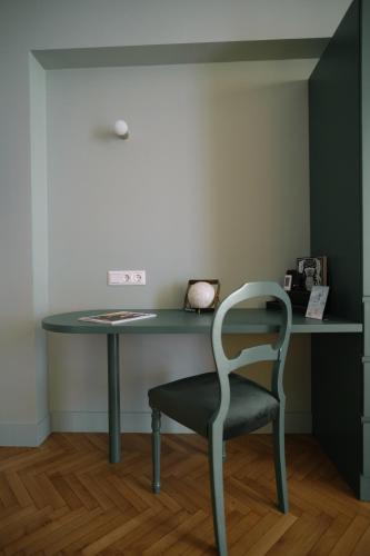Green One-Bedroom Suite image 4
