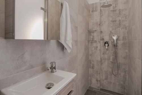 Two-Bedroom Apartment with Balcony and Sea View image 5