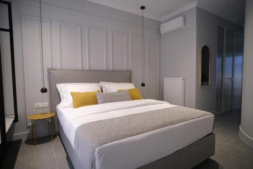 Black & White One-Bedroom Suite image 10