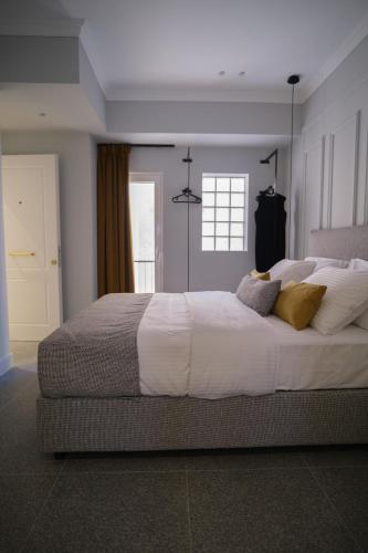 Black & White One-Bedroom Suite image 9