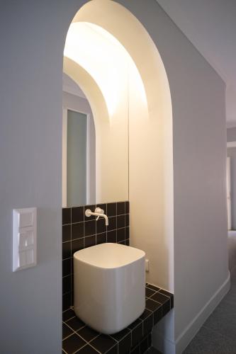 Black & White One-Bedroom Suite image 8